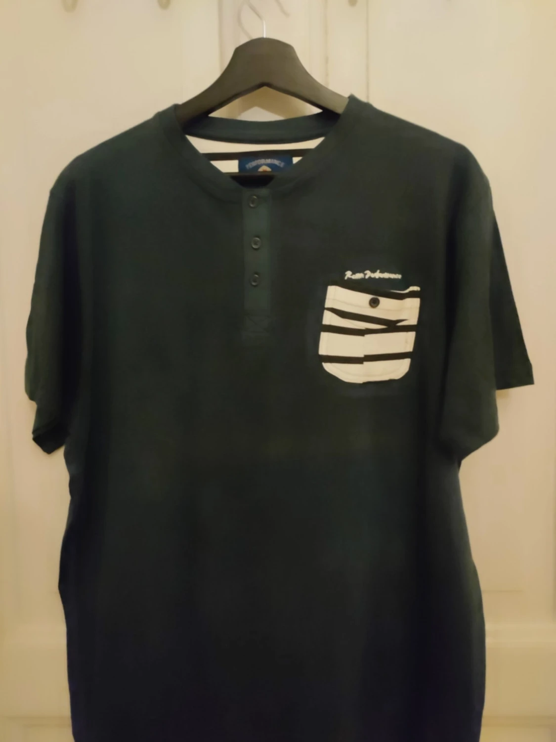 Svart Performance t-shirt med randig ficka