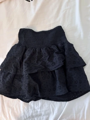 svart kjol - säljer en svart kjol, knappt andvänd, köpt från ullared🫰