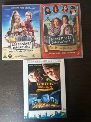 Lassemaja dvd paket - Tre LasseMajas Detektivbyrå filmer på DVD.  Inkluderar: - Det första mysteriet - Von Broms hemlighet - Kameleontens hämnd  Alla finns på svenska!