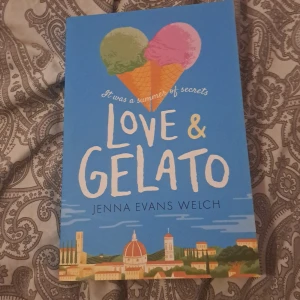 Love & Gelato - Populär boktok bok. Har ej läst så "spinen" är intakt. (Vet att vissa tycker det är viktigt)