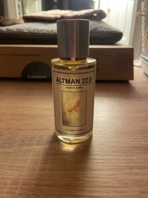 Altman 22.0 - Altman 22.0 från One Bold Chemist. Liknar pdm althair. Testsd en gång. Väldigt fin doft 