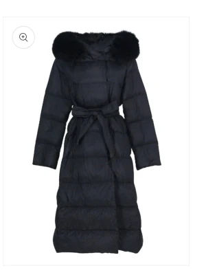 ‼️SÖKER‼️ - Söker en svart Lilly jacket från FUR STOCKHOLM, i storlek S. Helst i nyskick annars i okej skick utan defekter så som hål m.m. Max pris jag är villig att ge är 1500kr tack i förhand 💕