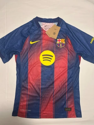 FC Barcelona tröja  - Snygg FC Barcelona matchtröja med Rashford och nummer 14 på ryggen. Tröjan har klassiska blå och röda ränder, gult Nike-märke och Spotify-logga på bröstet.