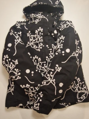 Svart skidjacka med vitt mönster - Snygg svart jacka från 8848.