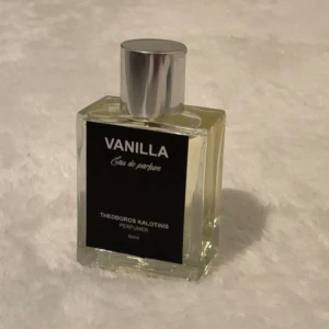 Vanilla Eau de Parfum 50ml - En stilren parfym med vaniljtema från Theodoros Kalotinis. Flaskan innehåller 50ml och passar perfekt för dig som vill ha något unikt och trendigt i din samling. Parfymen är oanvänd. Ny pris; 649kr. 