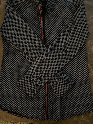 Svart Gucci skjorta med mönster - Gucci Skjorta – Nyskick! Lowkey men tydlig märkesdesign. Elegant, stilren och i lyxig premiumkvalitet. Perfekt för en diskret men exklusiv look. Först till kvarn!  Obs: Passar även storlek M  Pris kan diskuteras