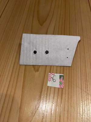 Korvakorut - Liilat timantti korvakorut. Puhdistettu ja desinfioitu käytön jälkeen. Eläintalous MMM, lisätietoja saa kysymällä Katsothan myös muut ilmoitukseni Tarjoa