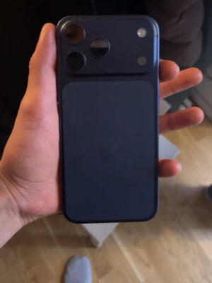 iPhone 17 Pro - Snygg iPhone 17 Pro i mörkblå färg, med trippelkamera och Dynamic Island. Mobilen ser ut att vara i mycket gott skick utan synliga repor eller skador. Perfekt för dig som vill ha en kraftfull och modern smartphone med avancerad kamera och hög prestanda. OBS‼️möts bara och tar bara emot kontant ställ inga frågor varför jag vill ha det så tack 🤩 