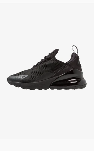 Nike Air Max 270 svarta sneakers - Nike Air Max 270 sneakers i helsvart färg med mesh-överdel och synlig Air-enhet i hälen. Skorna har snörning, rund tå och platt sula. Materialet är syntet och mesh som ger en sportig vibe. Perfekta för dig som gillar stilrena och bekväma sneakers.