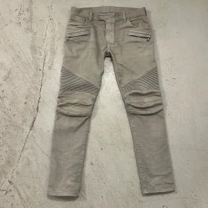 Balmain biker denim - altered från 32 till en 30 i benen o waist💸better than dior jeans fr i been sayin balmain kmr tbks i flera år nu jus tap in b4 de försent loool 