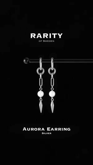 Aurora Earring - Silver: Unika silvriga örhängen med nitar och pärlor - Otroligt snygga örhängen med nitar och pärlor i rostfritt stål!! Örhängena är i fin silvrig färg och passar så bra för att piffa upp en outfit och lägga till en extra detalj🪽Likt alla andra våra smycken tål dessa örhängen vatten och håller sitt glans länge!! Vid frågor eller funderingar - välkommen att skriva till oss🪽