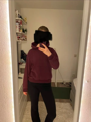 Vinröd hoodie från Gina tricot  - Jätte fin hoodie från Gina Young  i nyskick, pris kan diskuteras!💗