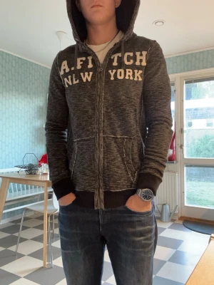 Abercombrie & fitch zip up - En snygg A&F zip up hoodie med sjukt bra passform!🤩 Dragkedjan går fint, inga defekter. Storlek S, passar som M dock. Är 176cm lång på bilden😁 Tveka inte på att ställa frågor!