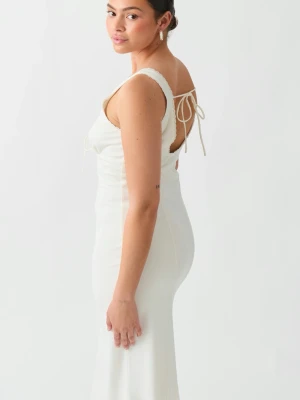 Vit klänning  - Super fin vit klänning med snörning och knyte i ryggen. Skönt material och inte genom skinlig.🌸