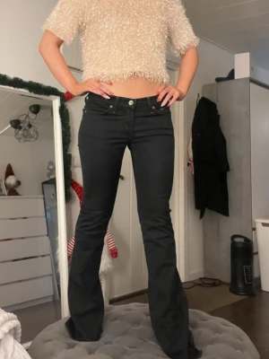 7 for all mankind jeans  - sjukt snygga svarta jeans från 7 for All Mankind🩷storlek 26. midjemått rakt över = 34cm , midjehöjd = 16,5cm, innerbenslängd = 80cm.  jag är 156cm för referens men dessa är alldeles för långa på mig!! 🌟