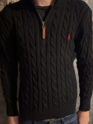 Ralph Lauren  half zip - Riktigt fet stickad halfzip från ralph lauren. Riktigt snyggt nu till vintertiderna. Pris kan diskuteras. Använd 1-2 gånger bara lappar jag tagit av.