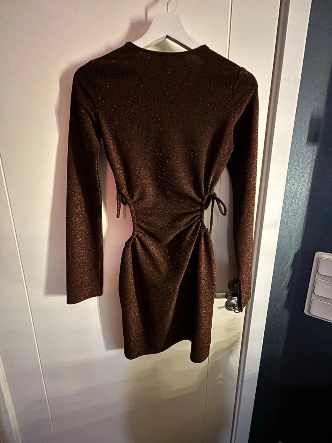 Glittrig brun klänning från H&M - 1