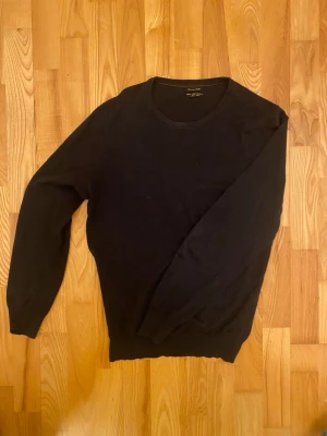 Mörkblå Kashmir tröja  - Säljer denna riktigt snygga tröjan från Massimo Dutti. Den är lite tunnare stickad och är i bland material, Kashmir, ull och silk. Inga defekter. Kom med bud eller skriv vid minst fråga!! 