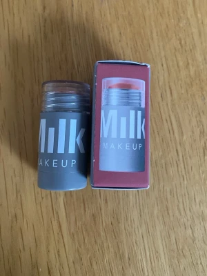 Oanvänd milk blush - Säljer en milk blush i färgen werk med en jättefin rosig färg💗 Locket har inte öppnats. Original priset är 300❣️