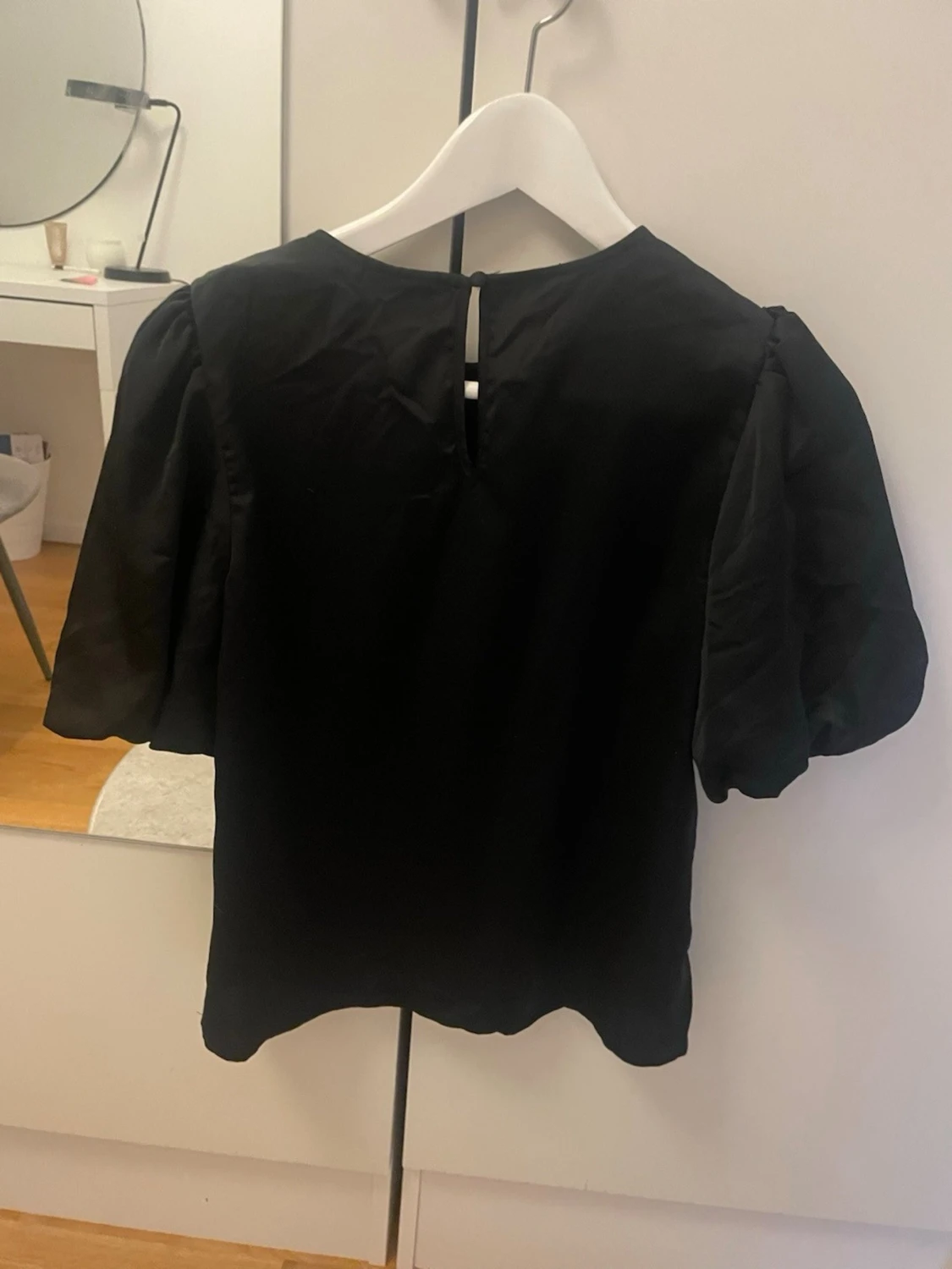 Svart blus med puffärm från Vila - 1