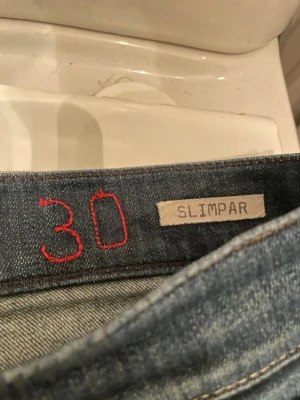Säljer mina snygga SLIMPAR Replay jeans för 349kr - Snygga blå jeans från Replay i modellen Slimpar. Jeansen har klassisk femficksdesign, Replay-logga på fickan och bak, samt kontrastsömmar. De är tillverkade i jeansmaterial och har en slim passform som sitter tajt men bekvämt.