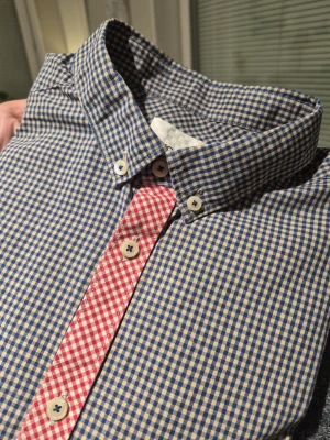 Rutig skjorta från Ben Sherman - Säljer en rutig skjorta från Ben Sherman Gingham Shirt Factory i storlek M. Skjortan har blått och beige rutmönster med en kontrasterande röd och vit rutig knappslå. Långärmad modell med klassisk krage och vita knappar. Materialet är mjuk bomull.