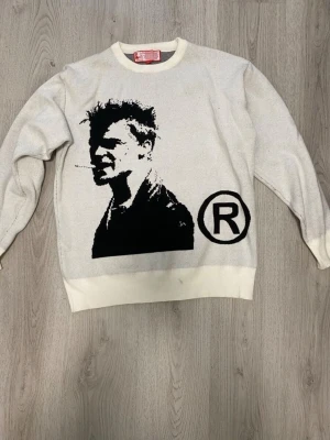 Tyler Durden sweatshirt (inte min bild, en prop) - Jag säljer en sweatshirt med Tyler Durden tryck på framsidan. Den är använd men i bra skick, inga hål eller större fläckar. Skön i materialet och sitter bra.