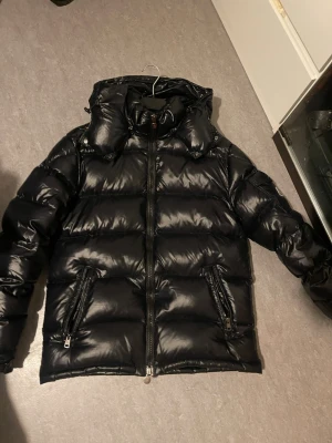 Svart Moncler Maya - Hej jag säljer en svart moncler maya i storlek 2. Jag säljer denna jacka eftersom att det inte är min stil längre och inte gör någon nytta här i min garderob så hellre att få bort den. Den har varit använd i ett par veckor bara annars så är den helt ny. Det finns moncler tags och fler grejer som kom med jackan i innerficka. Kontakta mig för mer info😁👍