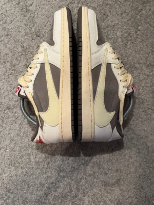 Nike Air Jordan 1 Low Travis Scott reverse mocha, 41 - Säljer mina helt nya Nike Air Jordan 1 Low Travis Scott reverse mocha i storlek 41. Skriv för mer info