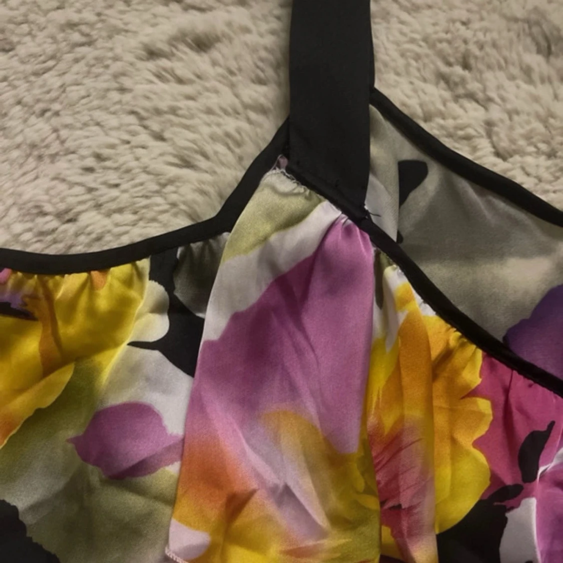 Blommig offshoulder blus med volang - 1