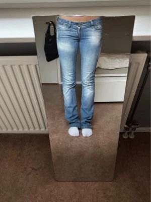 Ljusblåa only jeans - Lågmidjade jeans. Midjemått 38cm Innerbenslängd 83cm Lite slitna längst ner, skriv för fler bilder! 