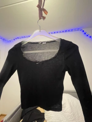Svart magtröja storlek XS - Kort magtröja med spets storlek XS
