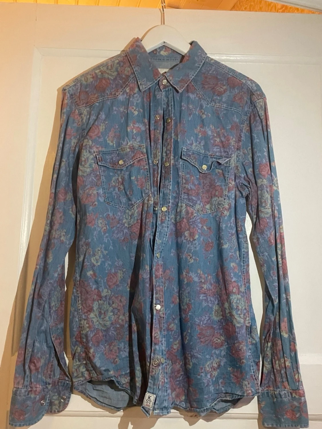 Blommig blå skjorta från KiWi