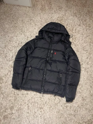 Ralph lauren jacka herr M puffer  - Polo Ralph lauren jacl herr i storlek M, passar nog S också. Fint skick inga skador. Postas samma dag som köp eller dagen därpå🙌💯(vet ej om äktlighet)
