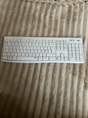 Logitech trådlöst tangentbord K270 - Snyggt och rent Logitech K270  tangentbord i vitt. Fullstort med numerisk del, svenska tecken och multimedia-knappar. Batterifack och USB-mottagare på baksidan. Inga synliga defekter eller slitage, ser ut att vara i gott skick. 
