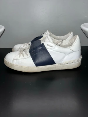 Valentino open skor - Tjena, säljer nu dessa riktigt snygga och populära valentino open skorna, de är i bra skick men smutsiga så hade behövt rengöras, endast skorna ingår, skicket ser ni på bilderna, hör av er vid frågor och funderingar🤝🙌