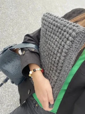 Vit stickad datorväska - Säljer en vit stickad datorväska med ett snyggt bubbligt mönster. Väskan är rektangulär och passar perfekt till laptop. Den är mjuk och har ett handgjort utseende som ger en unik vibe. Perfekt för dig som vill ha något annorlunda till din dator.