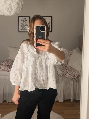 Blommig blus från Ginatricot  - En jättefin blommig kortare blus ifrån Ginatricot i storlek Xs🥰blusen är använd ungefär 2 gånger och i mycket fint skick 