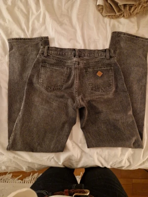 Abrand Jeans  - Abrand jeans i modellen A-99 Low Straight.