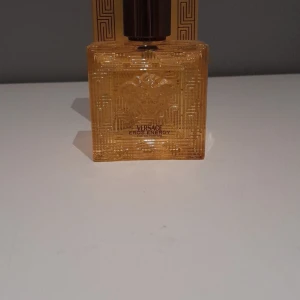 Versace Eros Energy EdP 50ml - Versace Eros Energy Eau de Parfum i en snygg 50 ml flaska. Perfekt för dig som vill sticka ut med en exklusiv och trendig doft från ett ikoniskt modehus.