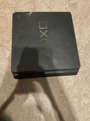 PlayStation 4 - Sony PlayStation 4 spelkonsol i svart. Konsolen har synliga tecken på slitage och några märken på ovansidan, men är i övrigt i gott skick. Perfekt för dig som vill spela populära PS4-spel och streama media. Strömkabel och handkontroller ingår ej.