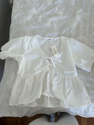 Fin blus  - Aldrig använt så är i super bra skick! Är i storlek 36 men den är stor i modellen så för mig känns den för stor. Men den passar många stolekar beroende på hur man vill att passformen ska vara!💕