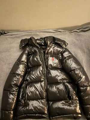 Ralp lauren jacka - Hej Säljer nu min jacka då jag inte längre vill ha den för jag har tröttnat lite på den och är sugen på något nytt. Den är jättefin och i nyskick. Kan gå ned i pris vi snabb affär. Har du någon fråga så hör av dig.