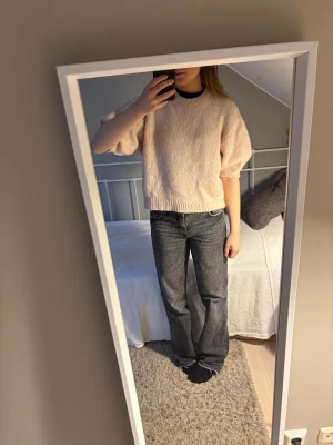 Ljusrosa stickad tröja  - Säljer en stickad tröja som har kort ärm. Passar S till M till L beroende på! Så fin och som ny!!