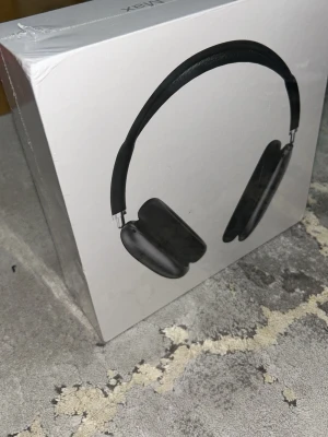 AirPods Max - Nya och oöppnade Apple AirPods Max i svart. Trådlösa over-ear hörlurar med aktiv brusreducering, hög ljudkvalitet och elegant design. Kompatibla med iOS och iPadOS. Förpackningen är i nyskick och fortfarande plomberad.