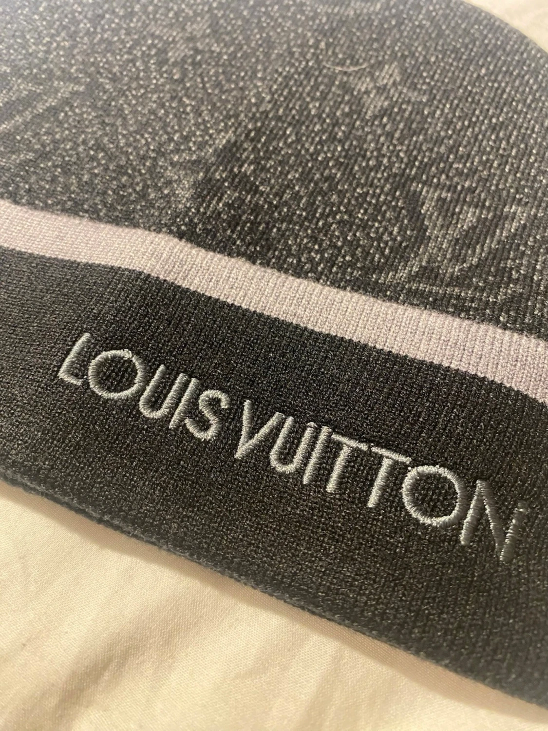 Svart grå mössa med logga - 3