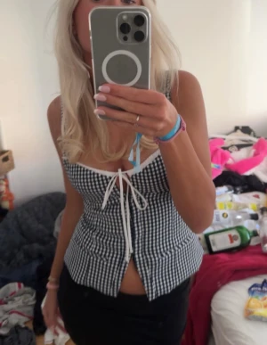 rutig zara topp - superfin slutsåld topp från zara med korsettstängning där fram💓banden är uppsydda några cm hos skräddare, fint skick 💓använd 2 gånger 