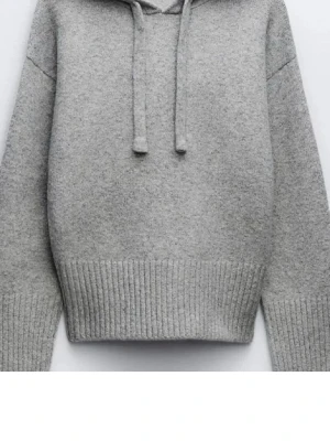 Zara stickad hoodie grå  - Säljer nu min Zara hoodie, vill ni ha bilder på den irl skicka till mig 💞,  använd fåtal gånger! Och är i storlek M! 