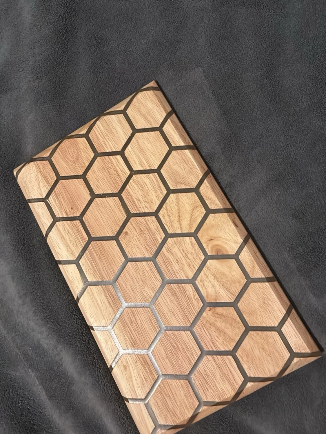 Skärbräda  med hexagonmönster och epoxy - 4