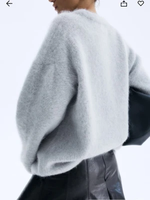 Ljusgrå mohair tröja - Supermjuk och oversized ljusgrå stickad tröja från Hm premium. Tröjan har lång ärm, rund halsringning och en riktigt fluffig, cozy känsla. Perfekt till kalla dagar och enkel att styla med allt. Passformen är loose och ger en avslappnad vibe. Nästan helt oanvänd 💕